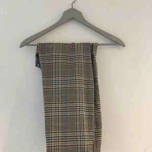  - Raka rutiga kostymbyxor med lite höstliga färger☺️☺️