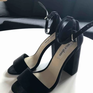  - Oanvända klackar från Nelly Shoes. 