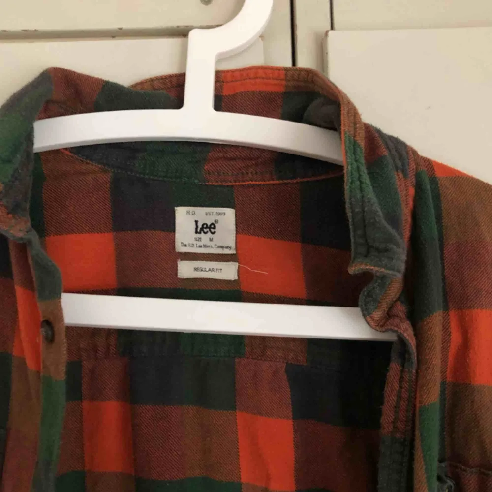 såå snygg orange/mörk grön flanellskjorta från lee (köpt här på plick dock) sitter liiite oversized på mig som e XS/S!. Skjortor.