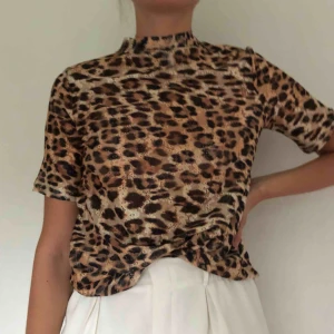 - T-shirt i leoprint. Frakt + 30kr! 💫