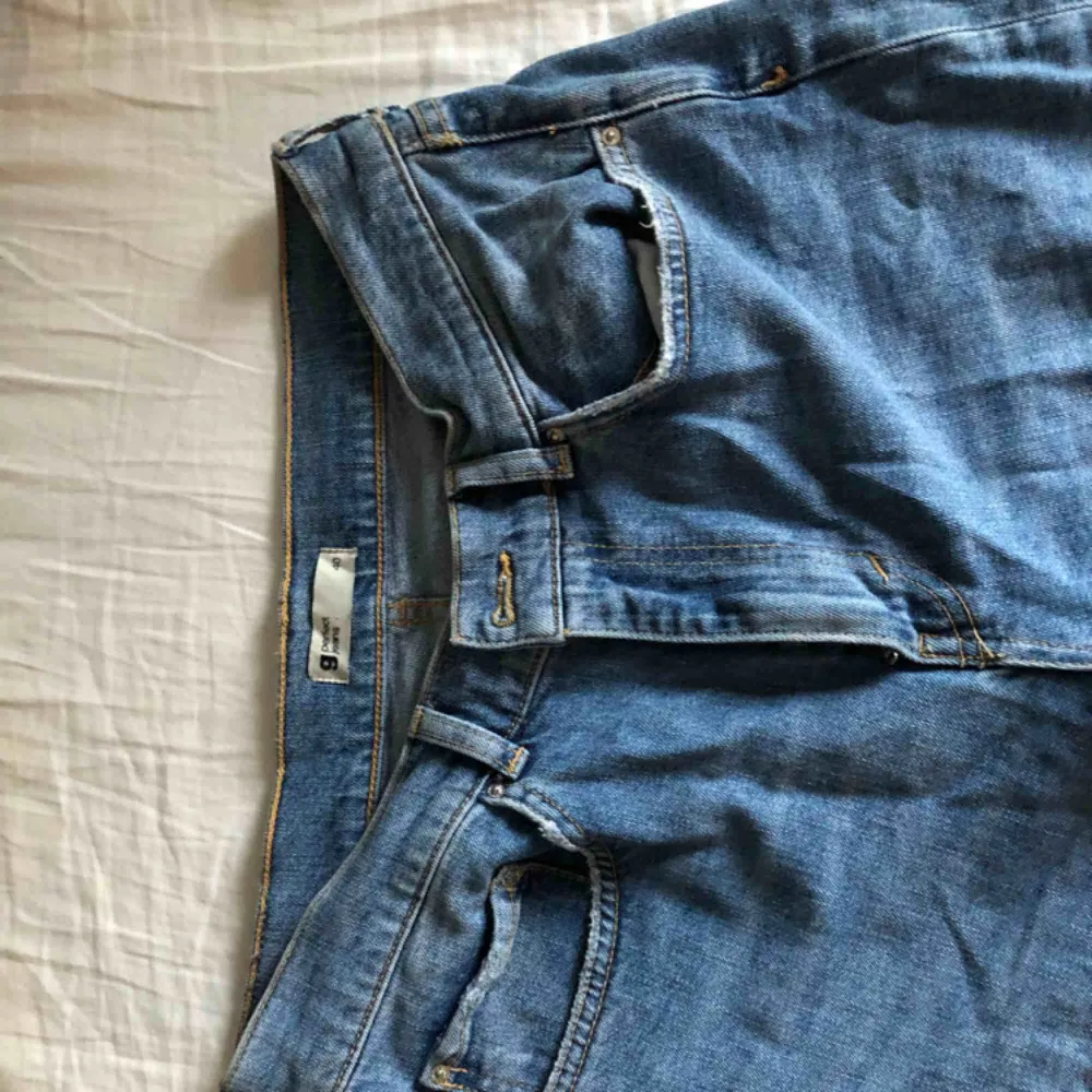 Mom jeans från Gina, med slitningar nere. Jeans & Byxor.