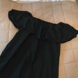  - Svart singoallaklänning från Zara, bild 2 är ENDAST för att tydligare få en uppfattning av hur passformen är. Den är helt oanvänd! Kan fraktas eller mötas upp i Stockholm✨ 