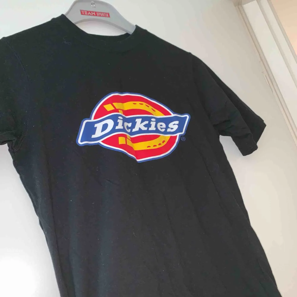 Säljer min dickies t-shirt som är i storlek XS i herr storlek. Använd fåtal gånger och köparen står för frakten:). T-shirts.
