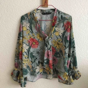  - Blommig knytblus från Zara.   Köparen betalar frakt eller möter upp i Malmö. 