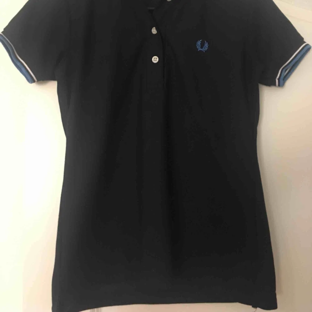 Fred Perry skjorta, ej äkta dock men väldigt lik. Jättefin passform.. Skjortor.