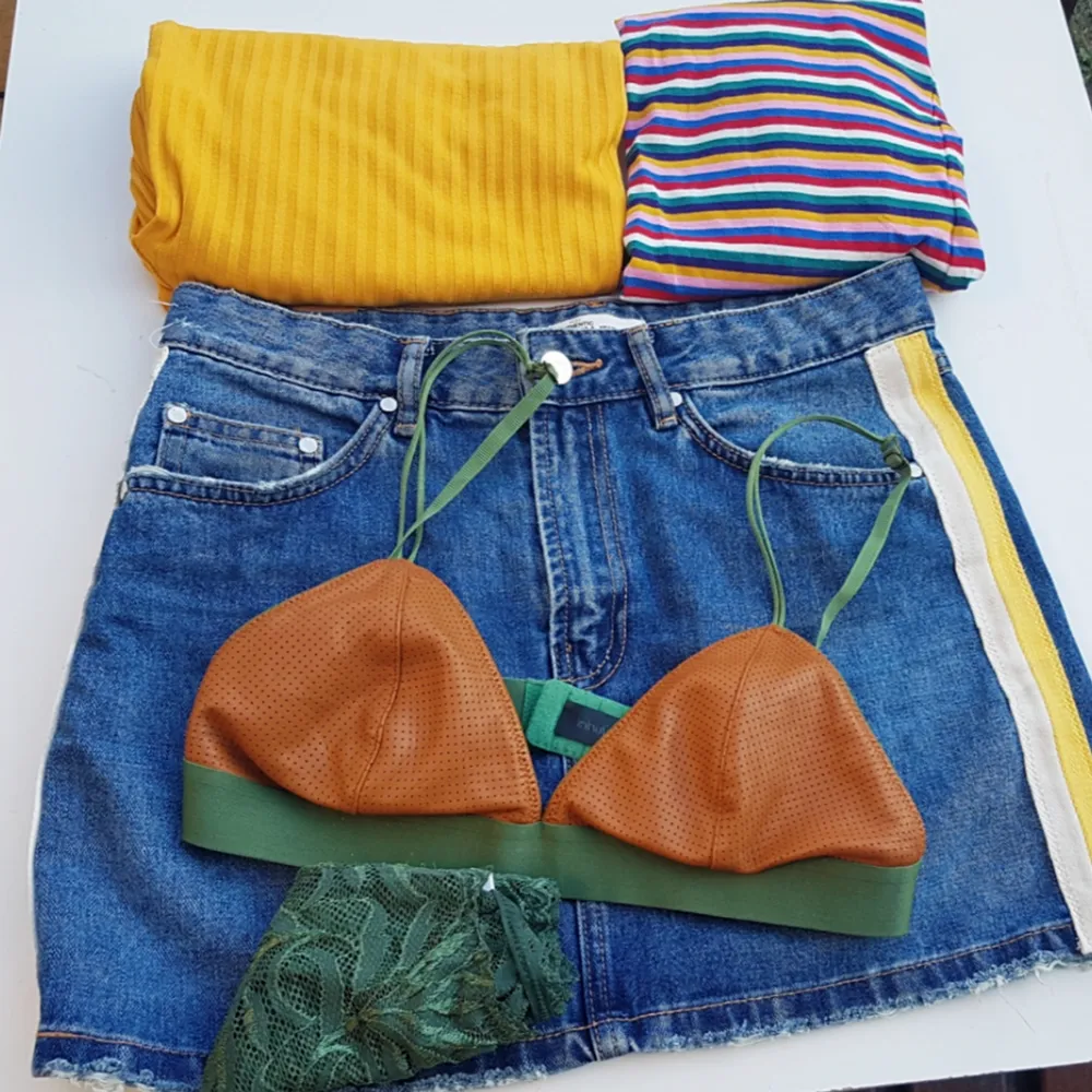 Gul ribbad halvpolo tröja från H&M (S) + en randig från Monki (XS) + jeanskjol från Zara (36) + bralette från märket Love Stories, nypris 499 kr + spetstrosor (S). Frakt tillkommer på 55 kr 💓. Övrigt.