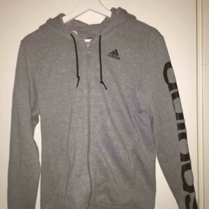  - Adidas Hoodie med Adidas tryck på vänster arm