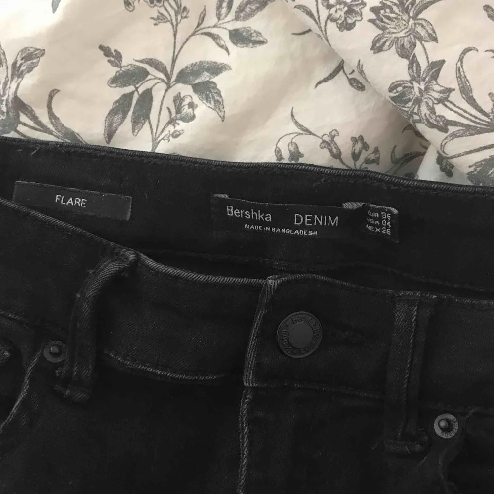 Ett par skitsnygga svarta bootcut jeans ifrån bershka.  De är i storlek 36 men passar både 34 och 38 skulle jag tro eftersom att de är väldigt stretchiga. . Jeans & Byxor.