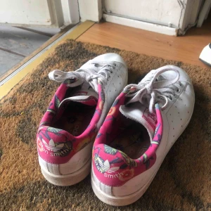  - UNIKA Stan Smith, lite slitna och smutsiga. För små för mig tyvärr :( Fraktkostnad tillkommer