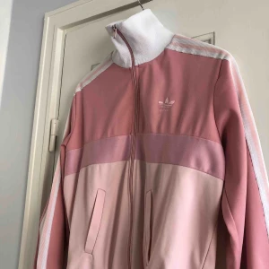  - En tracktop från Adidas. Storlek 162/Small, damstorlek. Skick: 5.5/10. Levereras nytvättad. Finnes på Södermalm, Stockholm. Kan postas men då står Du för frakten, (55kr). Mvh Marija & Nugget