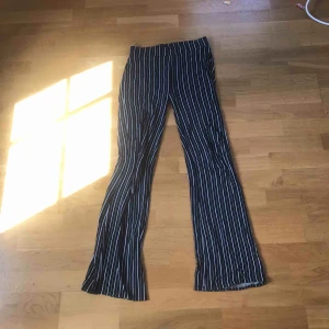  - Säljer dessa fina kostymbyxor i mjukare/skönare tyg. Dom är inte jätte stretchiga vid midjan och sitter väldigt bra över rumpan. Möts upp i Linköping annars står köparen för frakten.