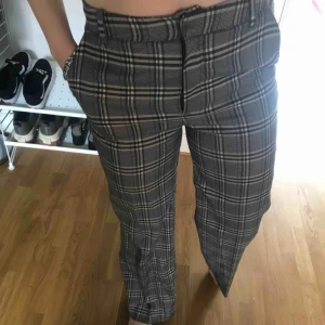  - Byxor från H&M storlek 38. Tighta upptill och loose nertill. Använda max 10 gånger, lite smånoppor på dom