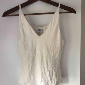  - 95% Rayon, 5% Spandex. Linnet har extra tyg vid brösten, om man skulle vilja använda utan en BH. Storlek S. ✨Köp 3, betala för 2✨