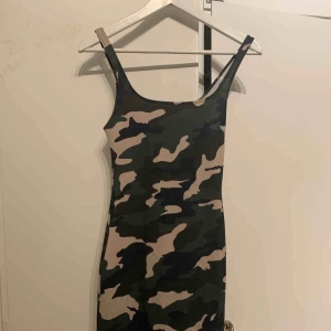  - En figurnära klänning från zara, liten slits under rumpan