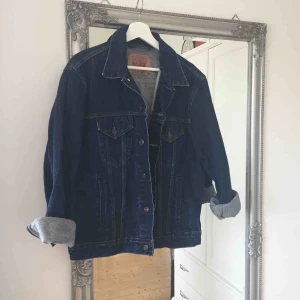  - Snygg mörkblå Levis jeansjacka, inköpt på second hand men aldrig använd.   Frakt tillkommer🌸