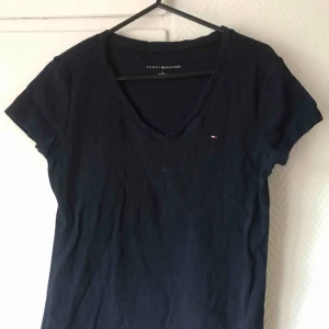  - Säljer en marinblå v-ringad t-shiet från Tommy Hilfiger storlek M, hyfsat använd men i bra skick, (frakten är inte inkluderad i priset) 