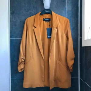  - Längre ”kavaj” från Pull & Bear, endast provad. Nypris 299kr. Kan mötas i Östersund/frakta mot fraktkostnad!