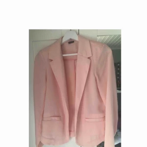  - Rosa kavaj, aldrig använd Köpare betalar frakt💗