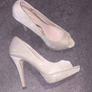  - Klacksskor/pumps i Stl 37. Lite smutsiga men det går att rena den bort. Annats nyskick! Köptes för 439kr!