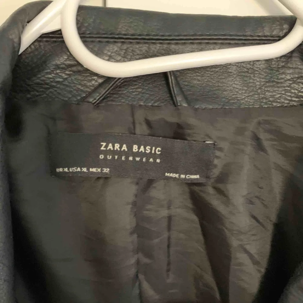 Snygg längre bikerjacka i skinnimatation från Zara.  Använd ett fåtal gånger.  Frakt 59. Jackor.