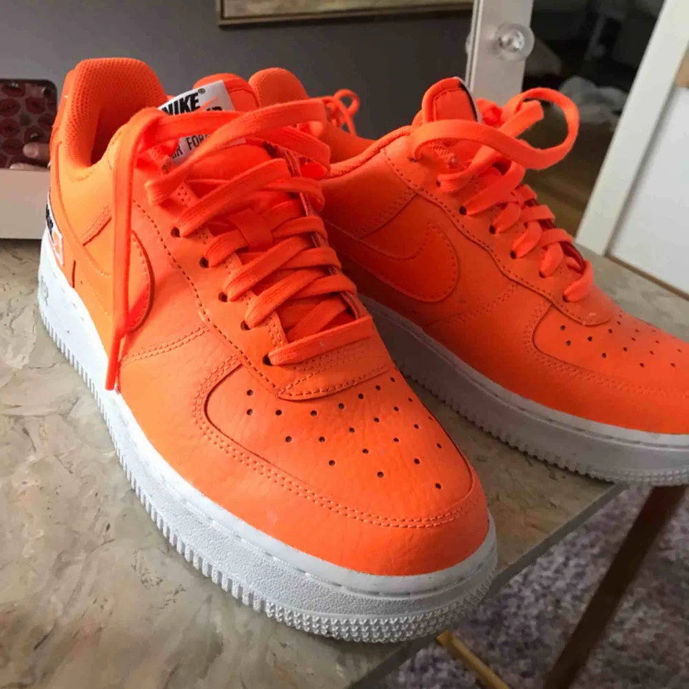 Nike air force 1. 30 års jubileum skor som aldrig kommer till användning. Neon orange färg, så coola.. Skor.