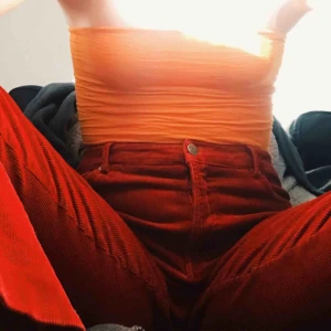  - Manchesterbyxor från Joy, stretchiga med vida ben. 