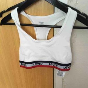  - Sport-bh/ crop top från Levis 