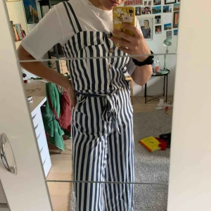  -  Byxdress från Chiquelle. Nypris 699kr. Endast testad. Frakt ca 20kr. Passar både S och M