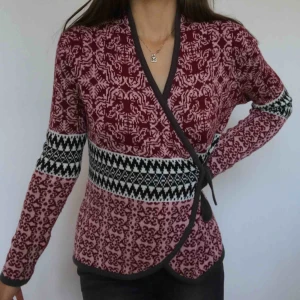  - Mycket fin stickad kofta från Indiska. Bra kvalite och använd endast en gång. Perfekt för en kall vinterkväll i stan!