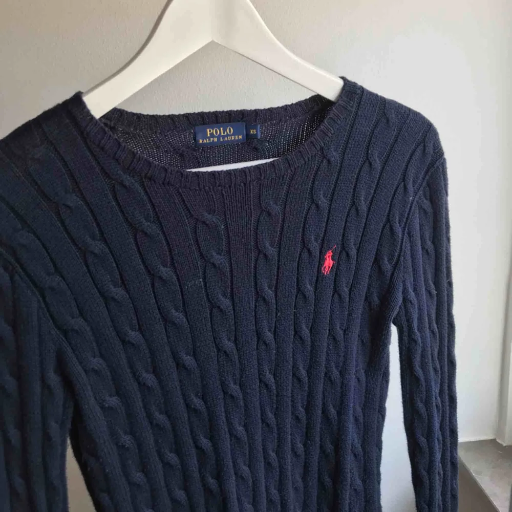 En långärmad mörkblå Ralph Lauren tröja som knappt använts. Väldigt skönt varmt material. Den passar i alla lägen och är i väldigt fint sick.  Kan mötas upp i Malmö / Lund . Hoodies.