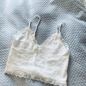  - Vit Spetstopp från Bikbok. Använd ett fåtal gånger. 