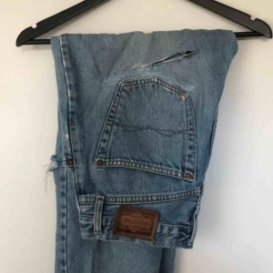  - Vintage mom jeans från Marco Polo. Som visat på bilderna rätt slitna och även välanvända men sitter riktigt fint ändå!! Storlek 29-30 (oklart då det inte syns vad som står på lappen längre..) / S-M / 38