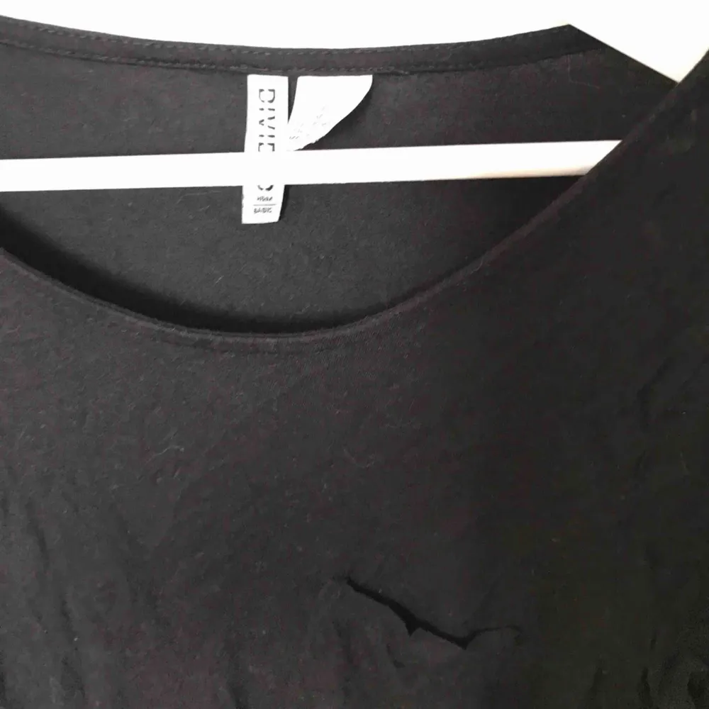 Svart basic tröja från H&M, möts upp i Uppsala ! . T-shirts.
