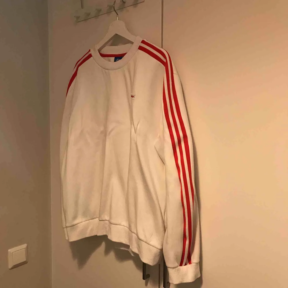 Klassisk Adidas tröja i storleken M. Använd en gång. Finns i Stockholm alternativt postar, köpare står för frakt.. Hoodies.