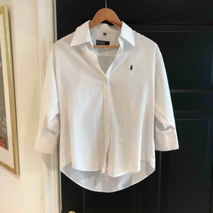  - Oversize skjorta från ralph lauren, knappt använd! Passar alltifrån xs-L beroende på önskad passform !