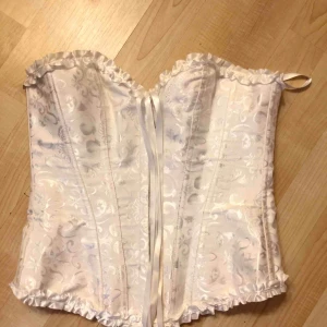  - Vit korsett med broderimönster och snörning Storlek S (justerbart med hjälp av snörning) Knappt använd