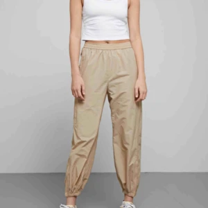  - Beigea tracksuit byxor, använd en gång! Möts upp i Stockholm annars står köparen för frakten💖