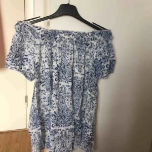  - Fin off-shoulder tröja som knappt använts. 💫 Älskar verkligen denna men använder den för sällan :( Köparen står för frakt. Går även mötas upp i Stockholm/Uppsala eller Dalarna. Önskas fler bilder så skriv PM. 🤗