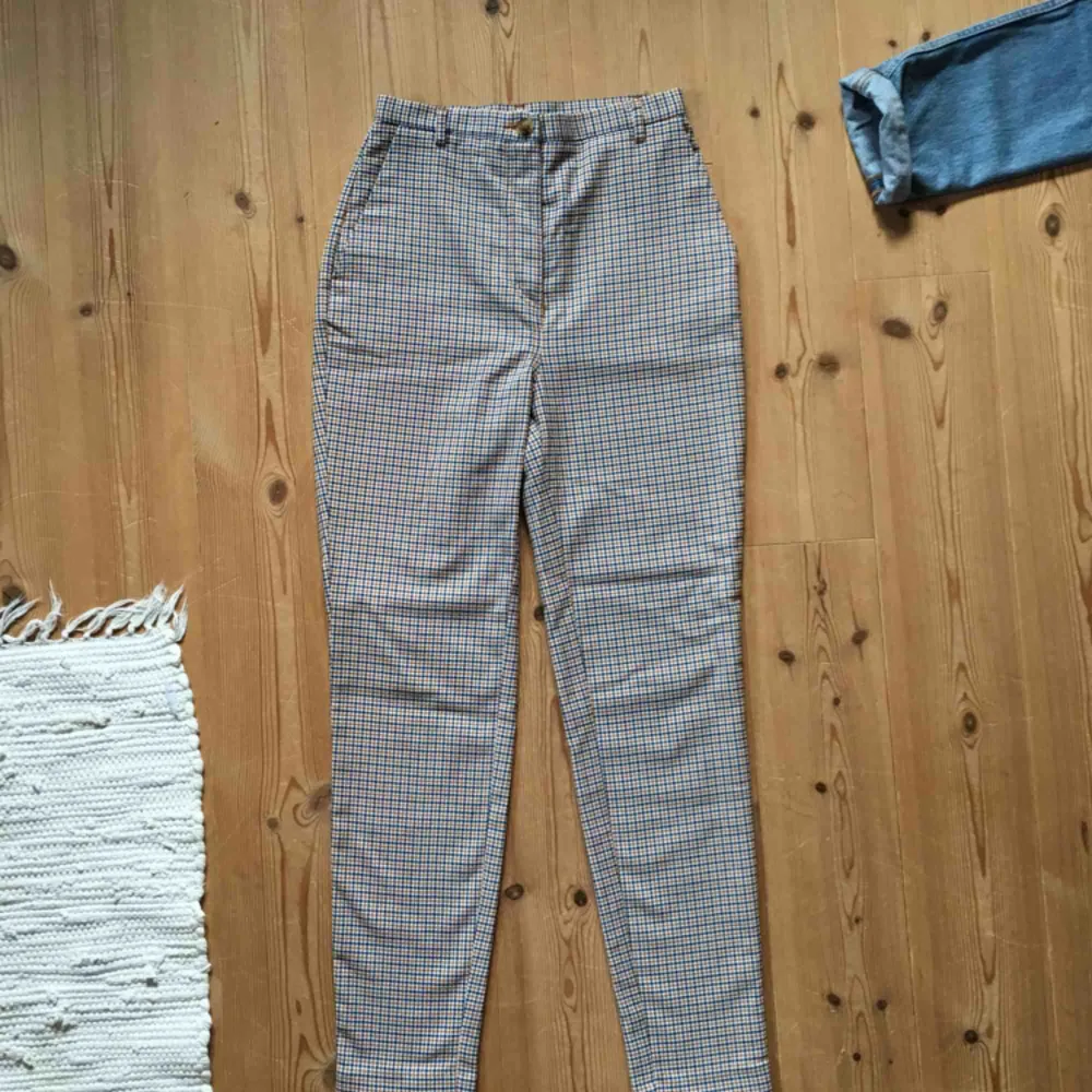 Högmidjade byxor från Monki (”Dressy tapered trousers”) 🤩 använda max 2 ggr, mycket bra skick! Säljer då de tyvärr blivit för små för mig :( . Jeans & Byxor.