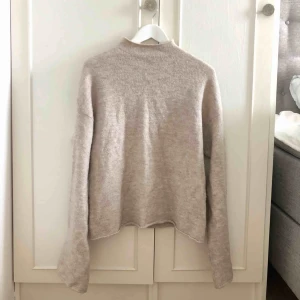  - Den perfekta stickade tröjan med lite högre hals och vida ärmar! Från bikbok