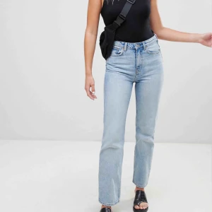  - Slutsålda springblue jeans från weekday, i modellen voyage:) W26 L30 dessa är slut överallt både online och i butik och är deras bästsäljare. Dem är helt oanvända så superskick!