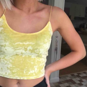  - Fint gult sammetslinne i bra skick. Kan fraktas, mötas upp eller bytas!