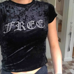  - Snygg svart sammetstopp. Bra skick! Kan fraktas, mötas upp eller bytas.