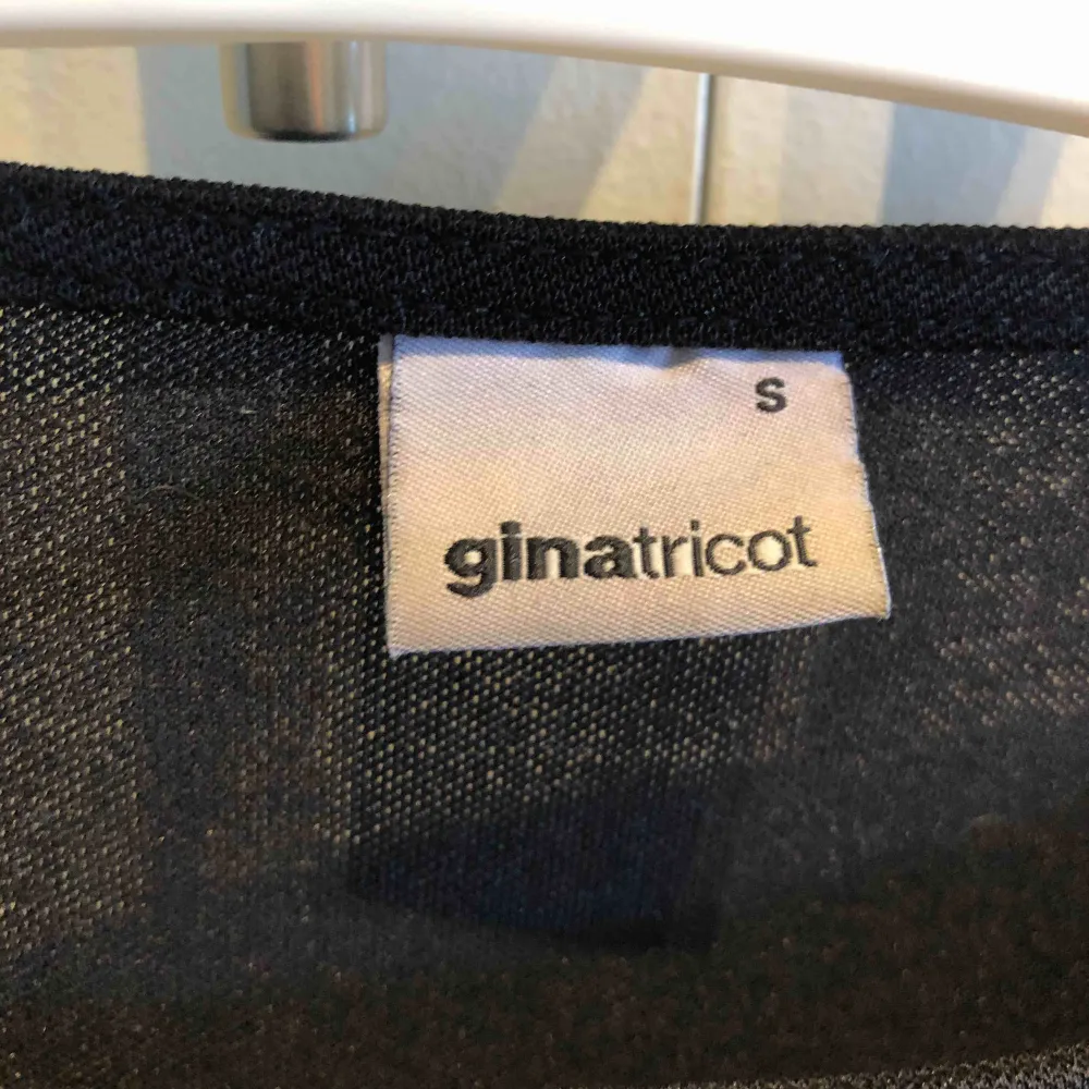 Svart blus med volangärmar från Ginatricot Priset är inklusive frakt . Blusar.