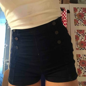  - Marina shorts med dragkedja i sidan. High Waisted och stretchiga. Köparen står för frakt eller så möts vi upp i Stockholm 