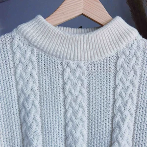  - Vintage stickad vit tröja! Köparen står för frakt, kan eventuellt mötas upp i Stockholm också!