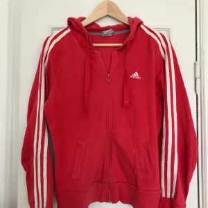  - En hoodie från Adidas, köpt på Second hand i Paris. Superskön och funkar att klä upp eller som mysplagg. Kan mötas upp i Stockholm. Om man vill ha den skickad är priset 100kr exkl. frakt