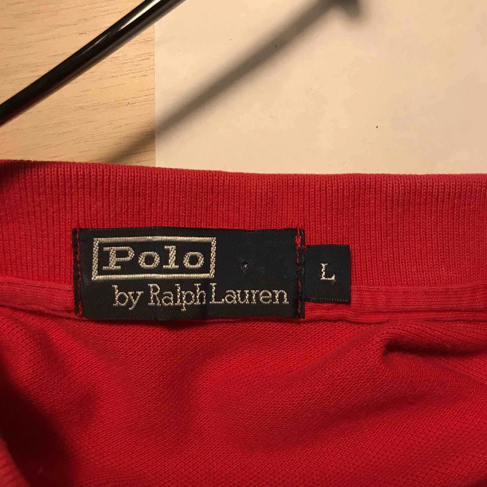 Riktigt najs polotröja från Polo Ralph Lauren, knappt använd sen den köptes någon gång på 90-talet skulle jag säga. Herrmodell men som sagt du väljer själv hur du använder den💕. Skjortor.