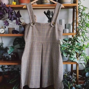  - Hängselklänning med fint hundtandsmönster, använd en gång. Köparen står för frakt, kan eventuellt mötas upp i Stockholm också!