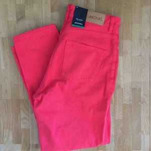  - Snyggt somriga röda jeans från monki. Modellen heter Taiki. Aldrig använda.